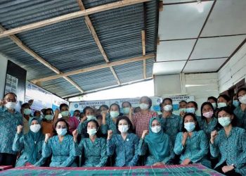 Tim Penggerak PKK Kabupaten Dairi saat di Desa Juma Siulok, Senin (18/4).