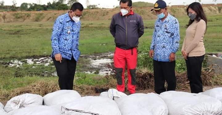 Bupati Toba, Poltak Sitorus bersama Wakilnya, Tonny Simanjuntak didampingi beberap OPD saat kunker ke Morrah Farm Siborongborong, Senin (18/4).