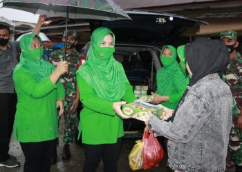 Dandim 0108/ Agara, Letkol Inf Robbi Firdaus SE, M.Si dan Ketua Persit KCK Cabang XXIII Dim 0108, Ny. Dewi Robbi Firdaus beserta jajaran saat berbagi dibulan puasa penuh berkah, Selasa (19/4).