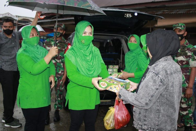 Dandim 0108/ Agara, Letkol Inf Robbi Firdaus SE, M.Si dan Ketua Persit KCK Cabang XXIII Dim 0108, Ny. Dewi Robbi Firdaus beserta jajaran saat berbagi dibulan puasa penuh berkah, Selasa (19/4).