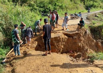 Danposramil Leuser, Pelda SB Sinurat bersama jajaran dan masyarakat saat perbaiki jembatan sementara, Selasa (19/4).