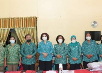 ketua TP PKK Kabupaten Ny. Romy Mariani Eddy Berutu, Kepala Dinas PemdesbBahagia Ginting, Camat Laeparira Lamhot Silalahi, Kapus Laeparira Rismawati Doloksaribu, Kabid Kesehatan masyarakat Imelda Purba, Kepala Desa Kabanjulu Sarman Matanari saat di Desa Kabanjulu sosialisasikan Iva Test, Selasa (19/4).