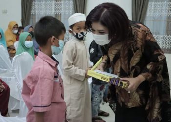 Ketua TP PKK/ Bunda PAUDI Kabuaten Dairi, Ny. Rommy Mariani Eddy Berutu saat berbagi tali asih kepada anak yatim, Selasa (19/4).