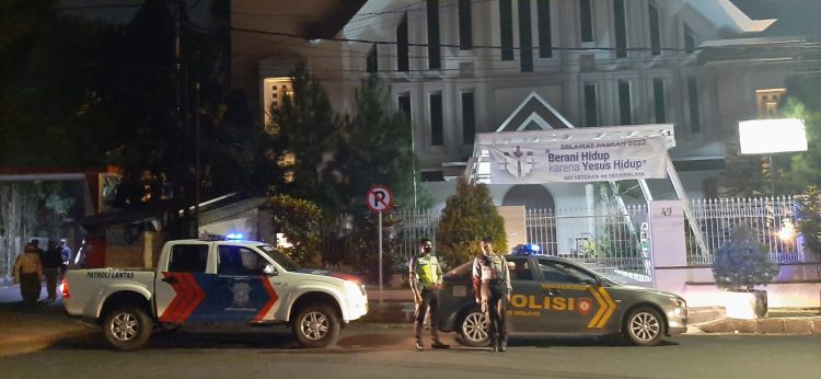 Personil Polres Tasikmalaya Kota saat patroli malam paskah, Kamis (14/4).