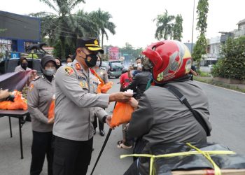 Kapolres Tasikmalaya Kota, AKBP Aszhari Kurniawan SH, SIK, M.Si bersama Polwan saat bagikan takjil gratis kepada pengguna jalan, pedagang kaki lima dan abang becak, Selasa (19/4).