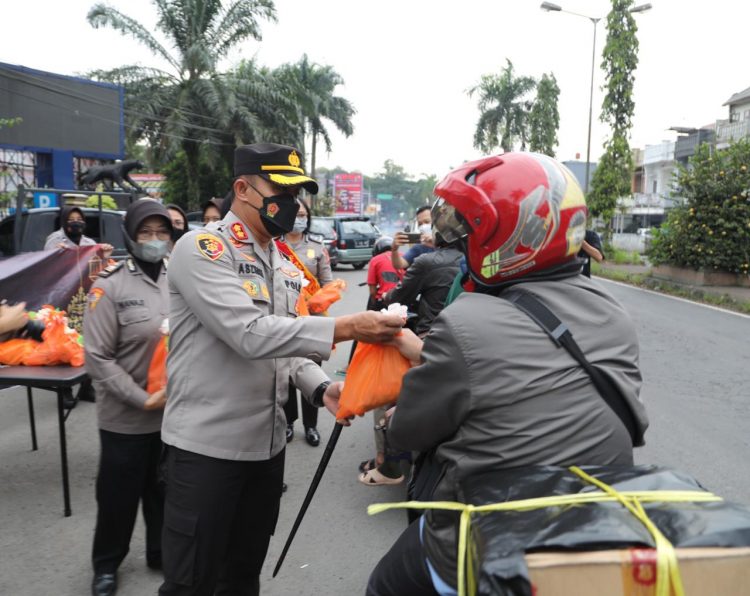 Kapolres Tasikmalaya Kota, AKBP Aszhari Kurniawan SH, SIK, M.Si bersama Polwan saat bagikan takjil gratis kepada pengguna jalan, pedagang kaki lima dan abang becak, Selasa (19/4).
