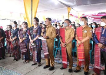 Bupati Toba, Poltak Sitorus didampingi Wakilnya Tonny M Simanjuntak dan Pejabat Sekretaris Daerah Auhus Sitorus saat menghadiri acara pesta budaya penobatan Raja Maropat VI Bius Siantar, Rabu (20/4).