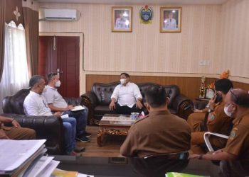 Bupati Dairi, Dr. Eddy KA Berutu bersama Gubsu dan ADB saat bahas proyek pengembangan holtikultura, Selasa (19/4).