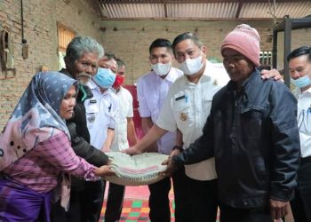 Bupati Dairi, Dr. Eddy KA Berutu saat menyerahkan bantuan pembangunan musholah, Rabu (20/4).