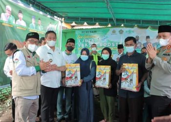 Bupati Dairi, Eddy Berutu saat hadiri vaksinasi booster yang diselenggarakan PC NU Kabupaten Dairi, Rabu (20/4).