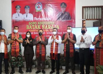 Bupati Toba, Poltak Sirorus saat menghadiri peresmian Sigumpar Kampung RJ Sopo Adhiyaksa Batak Nagara, Rabu (20/4).