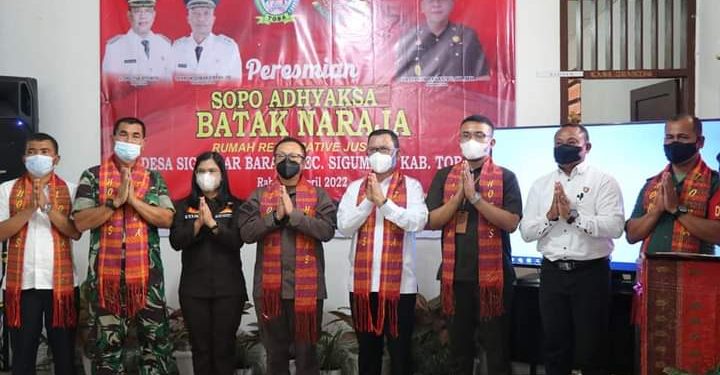 Bupati Toba, Poltak Sirorus saat menghadiri peresmian Sigumpar Kampung RJ Sopo Adhiyaksa Batak Nagara, Rabu (20/4).
