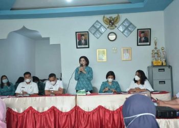 Ketua Tim Penggerak PKK Kabupaten Dairi, Romy Mariani Eddy Berutu bersama Kepala Dinas Pemberdayaan Masyarakat dan Desa Bahagia Ginting, Kepala Dinas P3AP2KB Nitawati Sitohang, Camat Tigalingga Untung Nahampun saat penyuluhan PAAR di Desa Lau Sireme, Rabu (20/4).