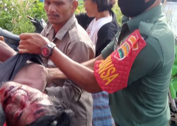 Babinsa Koramil 01/ Sumbul, Praka Simbolon saat evekuasi mayat warga korban tenggelam, Kamis (21/4).