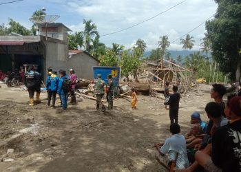 Serma Jansen, Babinsa Koramil 07/ Semadam bersama puluhan warga saat bersihkan rumah seorang warga terdampak banjir, Kamis (21/4).