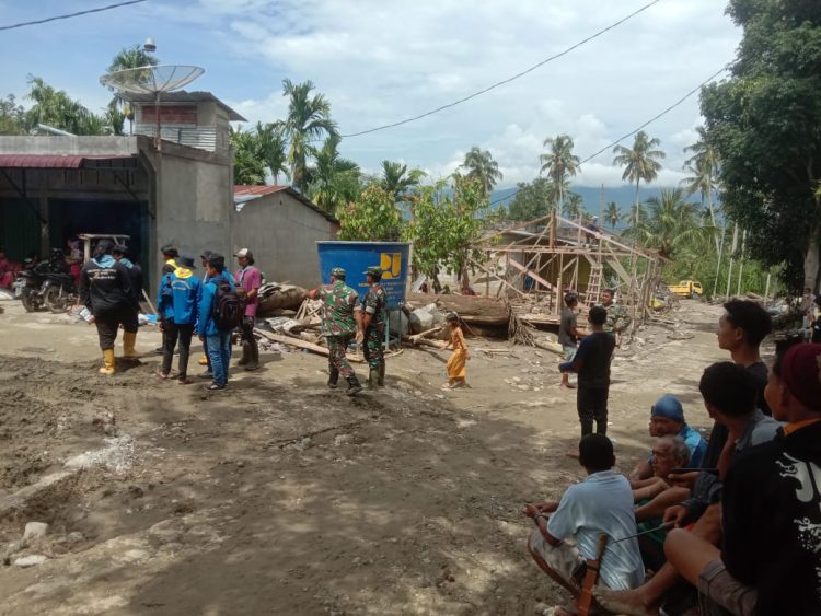 Serma Jansen, Babinsa Koramil 07/ Semadam bersama puluhan warga saat bersihkan rumah seorang warga terdampak banjir, Kamis (21/4).