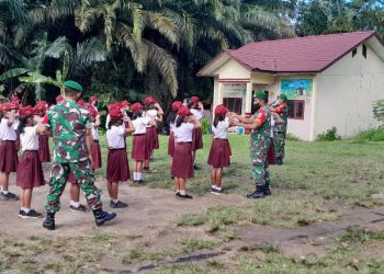 Babinsa Koramil 01/ Lawe Sigala gala jajaran Kodim 0108/ Agara, Serda E. Lancar Silaban bersama rekan saat berikan PBB bagi siswa SD, Kamis (21/4).
