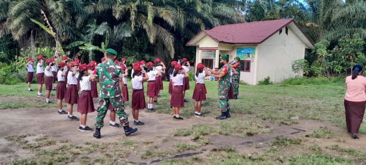 Babinsa Koramil 01/ Lawe Sigala gala jajaran Kodim 0108/ Agara, Serda E. Lancar Silaban bersama rekan saat berikan PBB bagi siswa SD, Kamis (21/4).