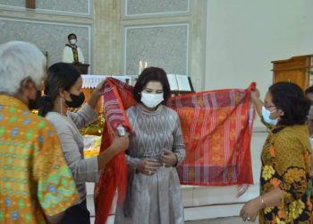 Ketua Tim Penggerak PKK Kabupaten Dairi, Ny. Romy Mariani Eddy Berutu saat menghadiri perayaan misa paskah bersama masyarakat lansia Kecamatan Tigalingga, di Gereja Katolik Santa Maria Dari Gunung Karmel Tigalingga, Kabupaten Dairi - Sumatera Utara, Rabu (20/4).