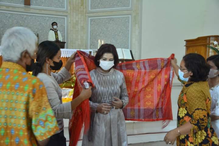 Ketua Tim Penggerak PKK Kabupaten Dairi, Ny. Romy Mariani Eddy Berutu saat menghadiri perayaan misa paskah bersama masyarakat lansia Kecamatan Tigalingga, di Gereja Katolik Santa Maria Dari Gunung Karmel Tigalingga, Kabupaten Dairi - Sumatera Utara, Rabu (20/4).