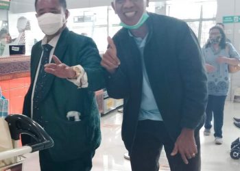 Prof. YLH bersama Hotman Paris Hutapea saat di Bandara Silangit, Kamis (21/4).