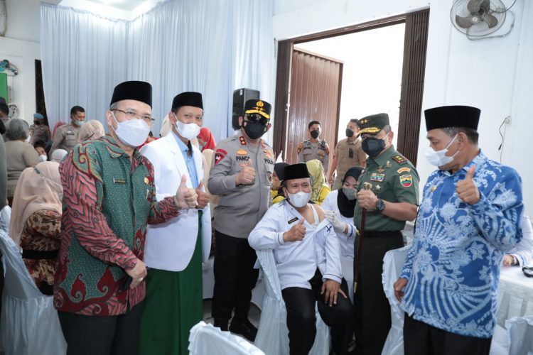 Kapolda Sumut, Irjen. Pol. Drs. RZ Panca Putra Simanjutak M.Si saat meninjau langsung program yang dilakukan secara serentak se- Indonesia di Kabupaten Deliserdang, Kamis (21/4).