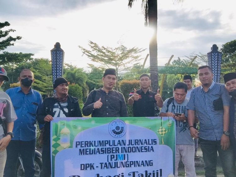 PJMI Kota Tanjungpinag saat berbagi takjil, Kamis (21/4).