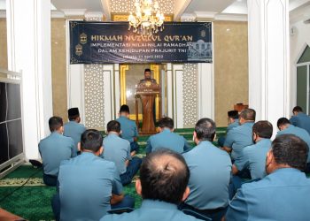 Danpushidrosal, Laksamana Madya TNI Nurhidayat beserta keluarga besar umat muslim Pushidrosal saat memperingati Nuzulul Qur’an di Masjid Safiinatul Muttaqin, Kamis (21/4).