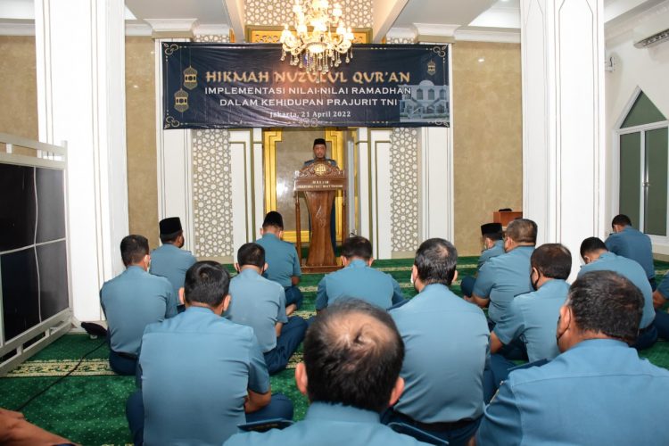 Danpushidrosal, Laksamana Madya TNI Nurhidayat beserta keluarga besar umat muslim Pushidrosal saat memperingati Nuzulul Qur’an di Masjid Safiinatul Muttaqin, Kamis (21/4).