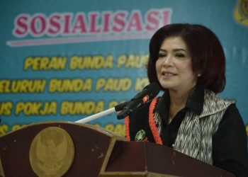Bunda Paud Kabupaten Dairi, Ny. Romy Mariani Eddy Berutu saat sosialisasi peran Bunda Paut, Kamis (21/4).