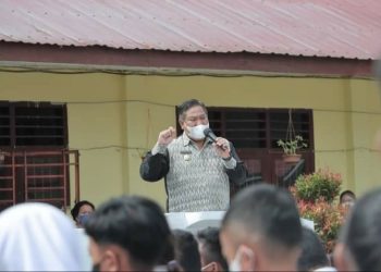 Bupati Dairi, Eddy KA Berutu saat kunjungan ke SMP N2 dan SMP N3 Sidikalang, Kamis (21/4).