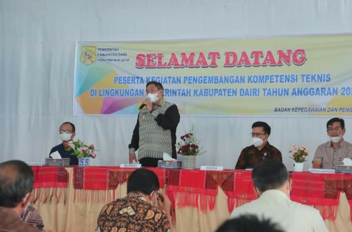 Bupati Dairi, Eddy Berutu saat pembukaan pengembangan kompetensi teknis ASN setara esselon 2, Kamis (21/4).