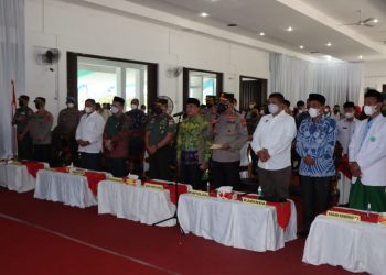 Kapolda Sumut Irjen. Pol. RZ Panca Putra Simanjuntak M.Si Pangdam 1/BB, Mayor Jendral TNI Achmad Chardin SE, M.Si, Ketua Kanwil Kemenag Sumut Drs H. Abd. Amri Siregar M. Ag, Ketua PWNU Sumut H. Syahrial Tambunan MBA, Kapolresta Deliserdang Kombes. Pol. Irsan Sinuhaji SIK, MH. Dandim 0204/DS Letkol Kav Jackie Yudhantara, Wakil Bupati Deliserdang H.M. Ali Yusuf Siregar saat mengikuti zoom meeting program 1 juta vaksinasi booster, Kamis (21/4).