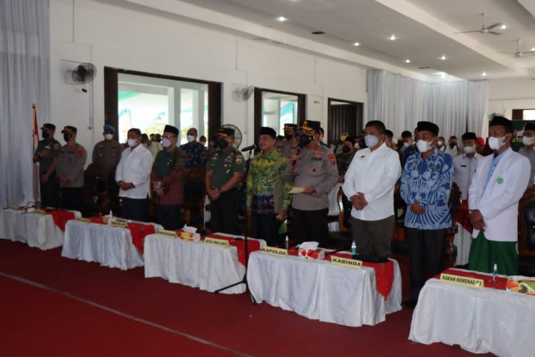 Kapolda Sumut Irjen. Pol. RZ Panca Putra Simanjuntak M.Si Pangdam 1/BB, Mayor Jendral TNI Achmad Chardin SE, M.Si, Ketua Kanwil Kemenag Sumut Drs H. Abd. Amri Siregar M. Ag, Ketua PWNU Sumut H. Syahrial Tambunan MBA, Kapolresta Deliserdang Kombes. Pol. Irsan Sinuhaji SIK, MH. Dandim 0204/DS Letkol Kav Jackie Yudhantara, Wakil Bupati Deliserdang H.M. Ali Yusuf Siregar saat mengikuti zoom meeting program 1 juta vaksinasi booster, Kamis (21/4).