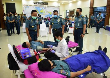 Prajurit dan PNS TNI AL Wilayah Jakarta saat donor darah, Kamis (21/4).