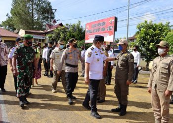 Bupati Dairi Dr. Edy Keleng Ate Berutu bersama Kapolres Dairi AKBP Wahyudi Rahman SH, SIK, MM, Kadis Hub Kabupaten Dairi Drs. Parulian Sihombing, Kadis Kesbangpol Linmas Kabupaten Dairi K. Kudadiri, Kasatpol PP Kabupaten Dairi Junihardi Siregar, yang mewakili Dandim 0206/Dairi Mayor Cba. Mr. Manurung, yang mewakili Kajari Dairi Adhy Limbong dan Instansi Terkait lainnya saat apel gelar pasukan Ops. Ketupat 2022, Jumat (22/4).