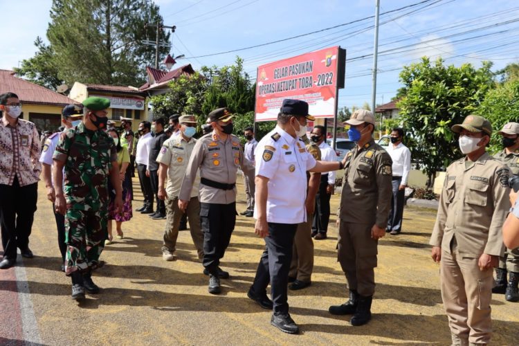 Bupati Dairi Dr. Edy Keleng Ate Berutu bersama Kapolres Dairi AKBP Wahyudi Rahman SH, SIK, MM, Kadis Hub Kabupaten Dairi Drs. Parulian Sihombing, Kadis Kesbangpol Linmas Kabupaten Dairi K. Kudadiri, Kasatpol PP Kabupaten Dairi Junihardi Siregar, yang mewakili Dandim 0206/Dairi Mayor Cba. Mr. Manurung, yang mewakili Kajari Dairi Adhy Limbong dan Instansi Terkait lainnya saat apel gelar pasukan Ops. Ketupat 2022, Jumat (22/4).