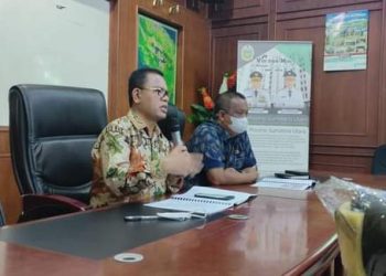 Bupati Toba, Poltak Sitorus saat memaprkan keluhan masyarakat khususnya nelayan Danau Toba, Jumat (22/4).