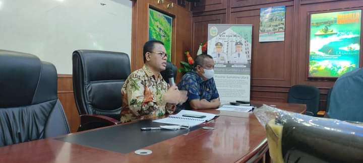 Bupati Toba, Poltak Sitorus saat memaprkan keluhan masyarakat khususnya nelayan Danau Toba, Jumat (22/4).