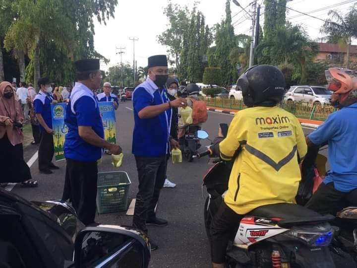 Selingsing Kota Tanjungpinang saat berbagi takjil, Jumat (22/4).