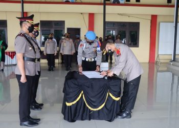 Kapolresta Deliserdang, Kombes. Pol. Airsan Sinuhaji SIK, MH saat pimpin sertijab dan penanda tanganan fakta integritas, Jumat (22/4).