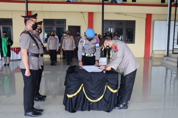 Kapolresta Deliserdang, Kombes. Pol. Airsan Sinuhaji SIK, MH saat pimpin sertijab dan penanda tanganan fakta integritas, Jumat (22/4).