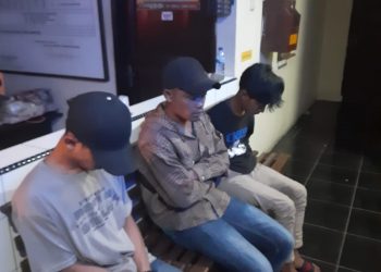 Tiga pemuda bersama sepeda motor yang diduga terlibat aksi balapan liar diamankan Sat Samapta Polres Dairi, Minggu (24/4).