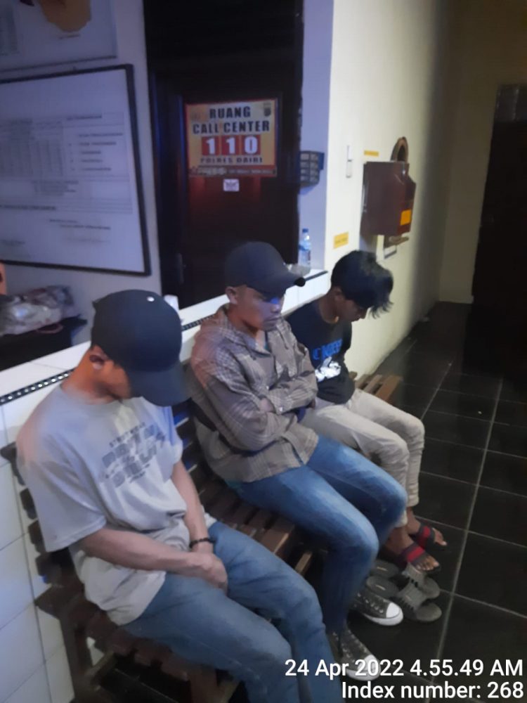 Tiga pemuda bersama sepeda motor yang diduga terlibat aksi balapan liar diamankan Sat Samapta Polres Dairi, Minggu (24/4).