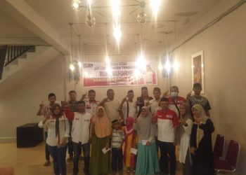 Para pengurus LSM LIRA Agara bersama anak anak yatim, Minggu (24/4).