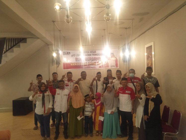 Para pengurus LSM LIRA Agara bersama anak anak yatim, Minggu (24/4).