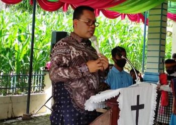 Bupati Toba, Ir. Poltak Sitorus saat menghdiri pesta Remaja Gereja HKI Tintinan - Silaen, Minggu (24/4).