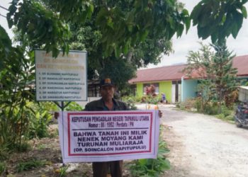 Maringan Napitupulu alias Rahut dari turunan Muliaraja Napitupulu (Op. Soincalon Napitupulu) saat dijumpai dilahan nenek moyangnya, Senin (25/4).