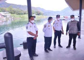 Kepala Balai Pengelola Transportasi Darat Wilayah II Sumatera Utara, Batara didampingi Bupati Dairi, Eddy Berutu dan Kadis Perhubungan Dairi, Kamis (21/4).