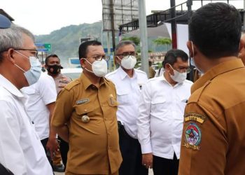 Bupati Toba, Poltak Sitorus dampingi Direktur Pengembangan Permukiman Kementerian PUPR dan tim, Senin (25/4).